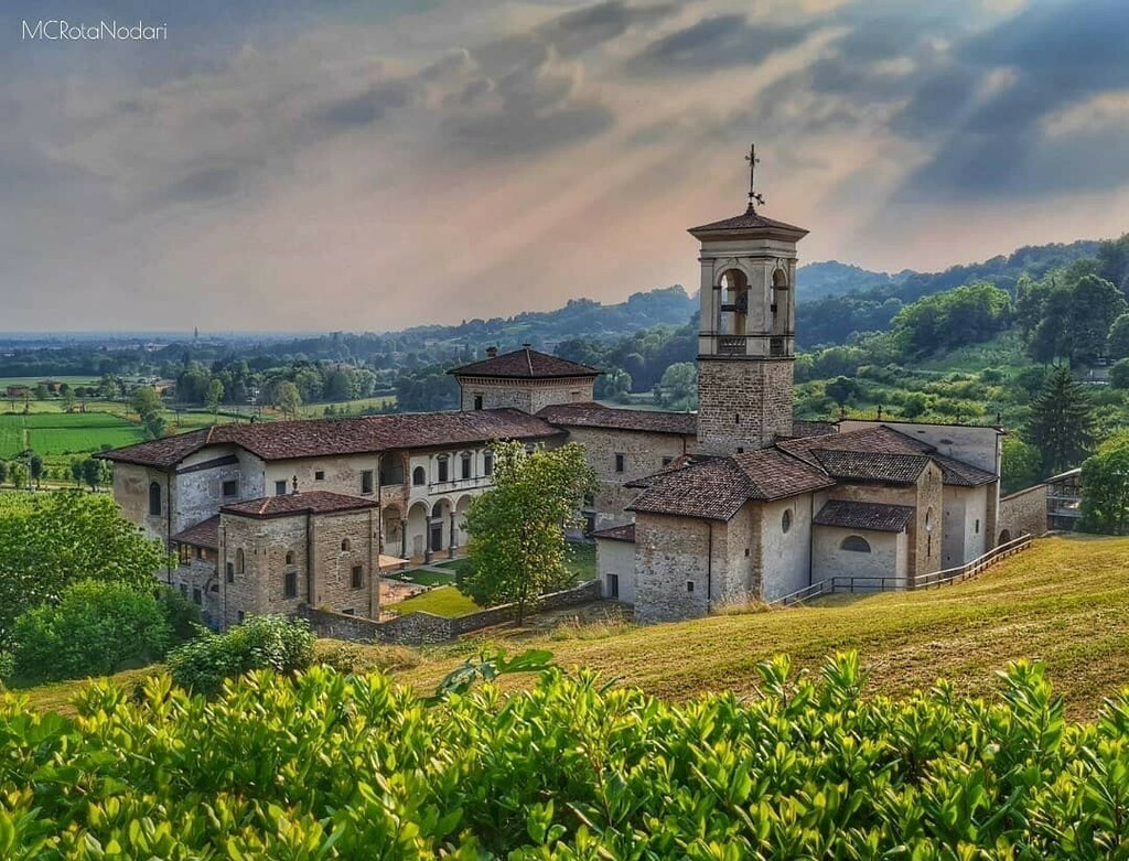 bergamowalls's tweet photo. Fra i vari itinerari possibili per salire a piedi a San Vigilio c'è anche quello che partendo dal Monastero di Astino passa da via San Sebastiano, un percorso pieno di scorci panoramici e di storia.

Si parte dal Monastero di Astino, antico complesso mon… https://t.co/igmTfEKYsl https://t.co/JMcfSJ7Dx4
