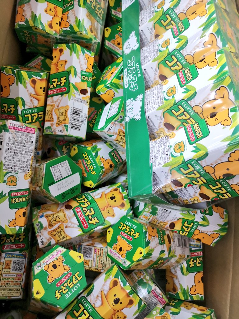 takaoyamane777's tweet photo. お腹いっぱいになるでしょ〜😊😊😊😊😊😊😊😊😊😊😊😊😊😊😊
半年分です〜。
【コアラのマーチ】
パッケージカワイイ(笑)
#ロッテ #LOTTE #edwn #コアラのマーチ #お菓子 #チョコレート https://t.co/Wb299sQnJS