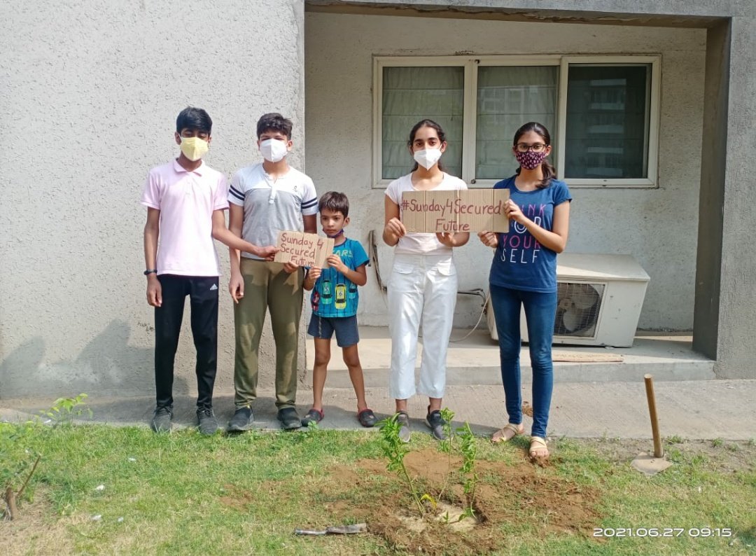 ShreyaTuli_'s tweet photo. #Sunday4SecuredFuture
THE KEY TO A GREENER PLANET IS IN YOUR HANDS! 
--each one--plant one--
#SundayMorning spent right!
@AaravSeth_ @endelstamberg @ErikSolheim @TreemanOfIndia @Sarahhh_lndian @KaoHua3 @JanineClimate @aparnanigam @TomsTweeters @vanessa_vash @KambojAnanya https://t.co/LBl1kyKWvA