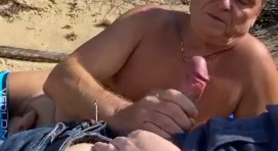Machotes_LMM's tweet photo. GIF #captura #cruising #mamada
#maduro #joven #duo #amateur
#enlaplaya #lengua #saliva #paja
#pezones #caricias #exhibicionismo #morbo https://t.co/4LXIMkHjay
