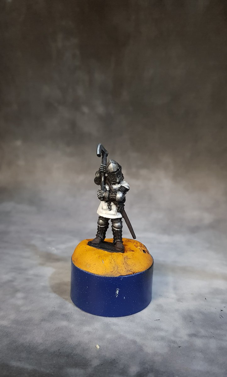 BushyBeardTom's tweet photo. After another fantastically fun paint and chat with @GodsOwnScale and Lazy Pirate Painting, my first few Early HYW minis have begun to take shape. If you have any colours you'd like to see me use in future models, let me know! #hobbyhealthcheck #HobbyForAll #BattleOfSalisbury https://t.co/e8hgGUM4ta