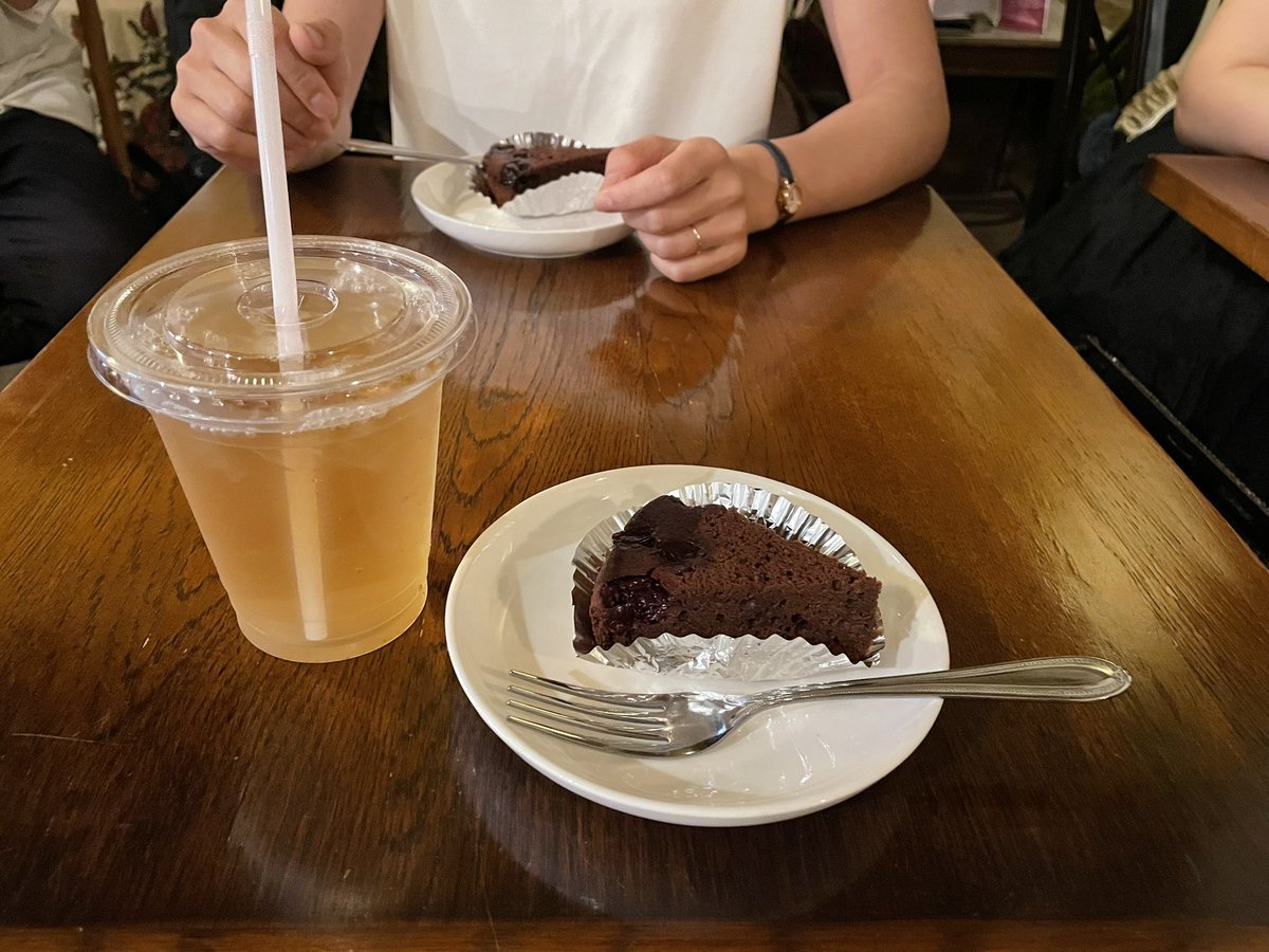 ダッシュでらくだ茶会へ(*'ω'*)

ギリギリ間に合った！！

蜜ウーロンとチェリーチョコブラウニー！

美味い！！！！