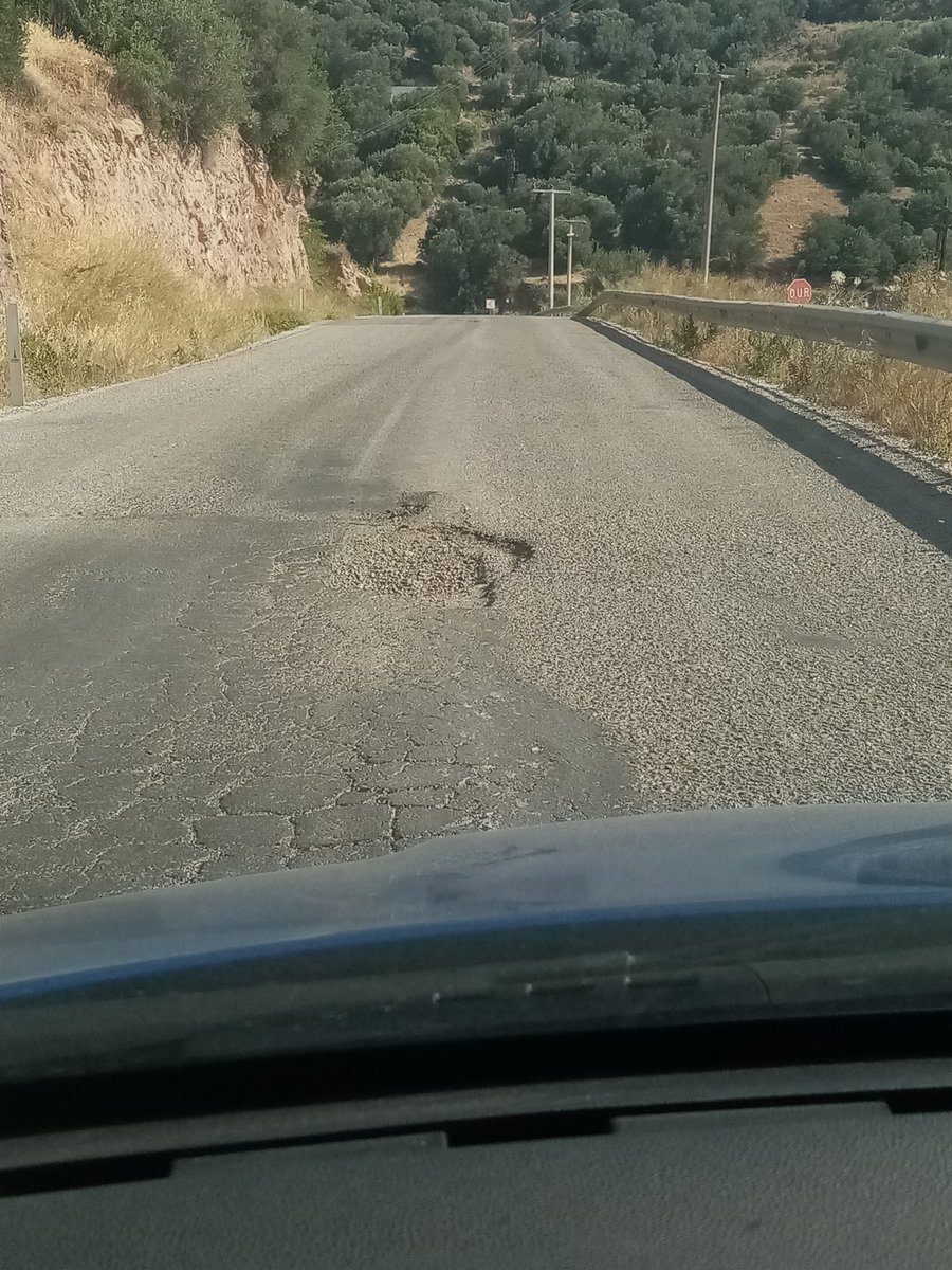 Evet şimdi hep birlikte dikili belediyesinin çandarlıya verdiği önemi görelim.Herkes görsün yolların güzelliğini.Bu şekilde onlarca çukur var.Sadece bunları çektim.Çandarlıdan denizköye gitmek için arabanın alt takımını feda etmek gerekiyor @izmirbld @dikilibelediye @adilkirgoz