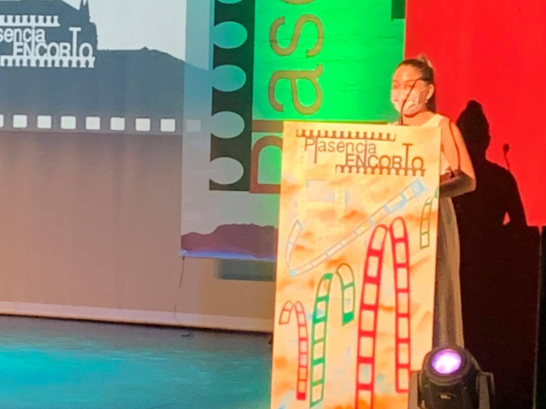 producciones13's tweet photo. Premio del Público para 'Porappé'. Ainhoa Gràcia, nuestra protagonista, ha recogido el premio en nombre de todo el equipo en @Encorto_24 Orgulloso de su trabajo y de esos agradecimientos al equipo, a David Desola y a @cosicasdecesar GIGANTE! @CulturaLorca @NMazuecos @filmamentoav https://t.co/5xBcl0CZxW