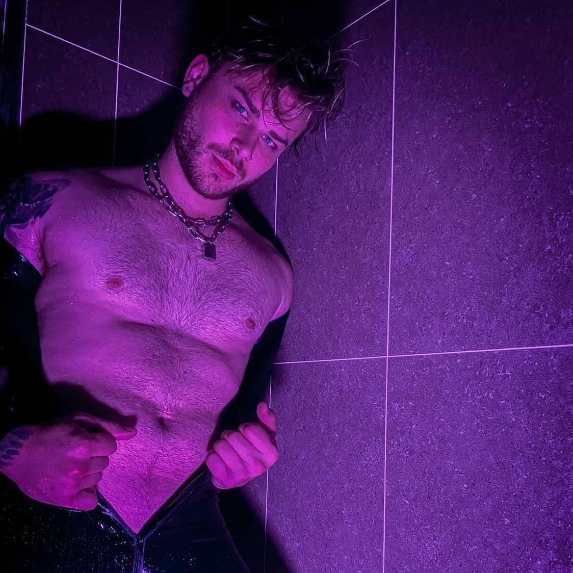 Volatilecorrup1's tweet photo. Time for another shower💦💧🔥
. Who wants to join ...😉
.#kinkycomunity #bdsmsolo #nsfw #kink #alt #WetDick #naked https://t.co/21SQLlaRc4