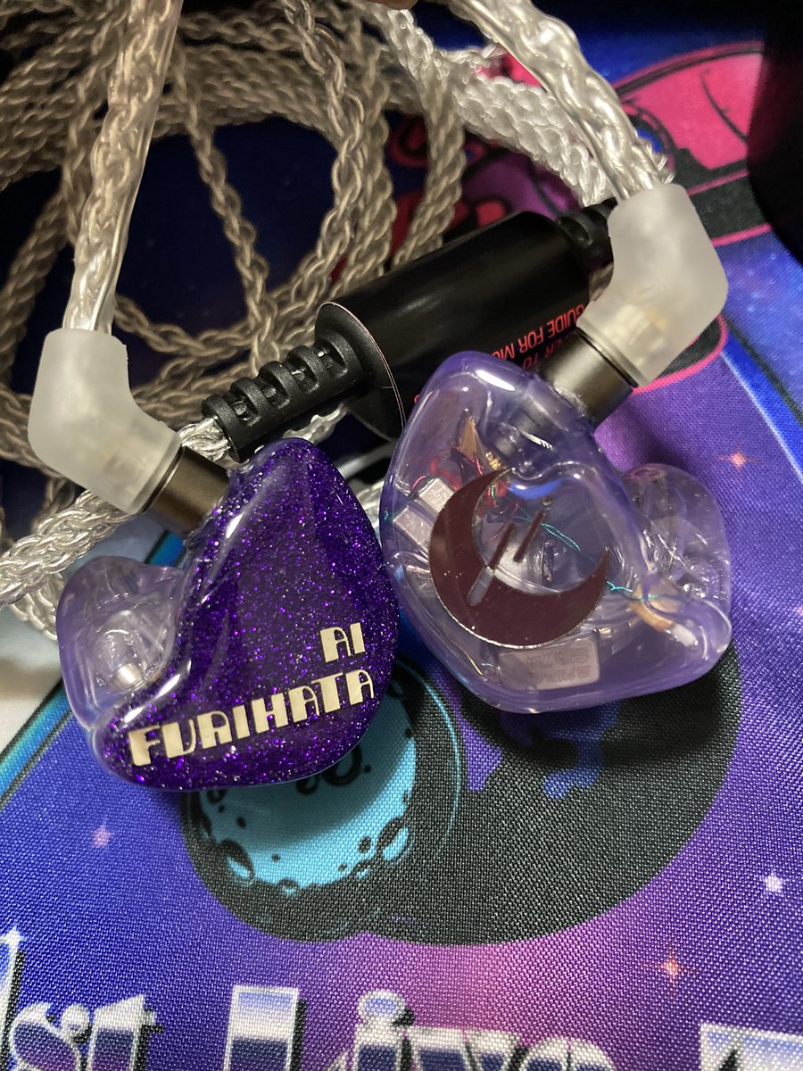 kaya93_'s tweet photo. 注文からほぼ4ヶ月
降幡愛さん同デザイン、JH Audioのカスタムiemが到着しました
機種はLOLAだよ
JH Audioのグリッターの評判は耳にしてましたが実物見て納得ですね
キメ細かく輝きに品があります
ほんで付属のケース前から欲しかったんよね、カッコ良すぎ！！
 #LiveTourAPOLLO
#降幡愛
#JH_Audio https://t.co/TVmfGhgyey