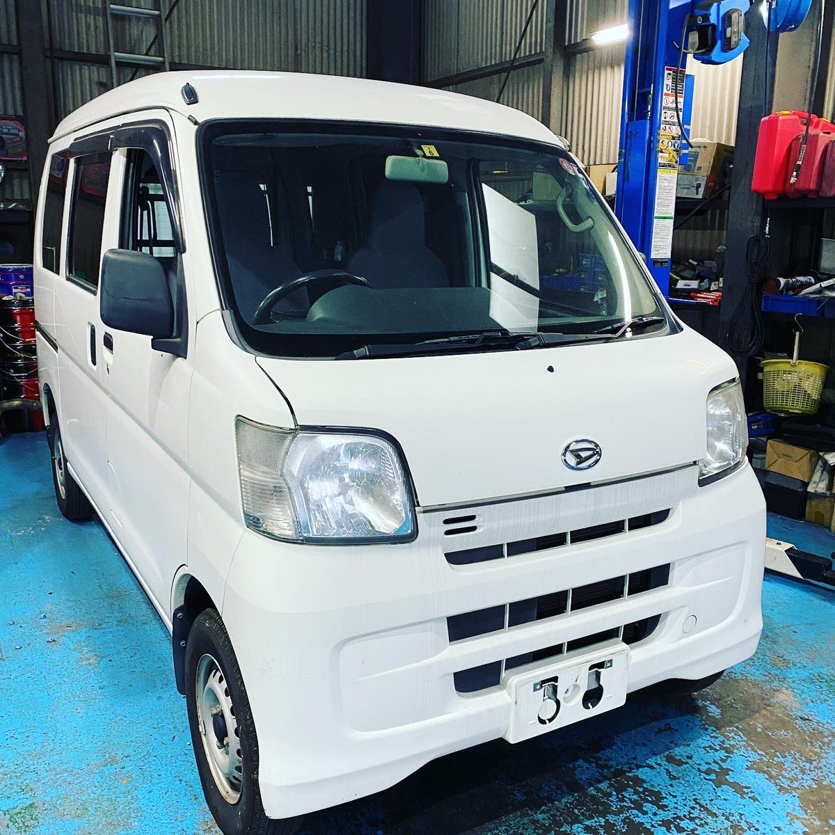 C_SPACE_U_POHS's tweet photo. 松村です🔧
ハイゼットカーゴ
エアコン入れるとコンプレッサーが入ったり切れたり·····
赤丸の部分にフィルターが入っててそこが詰まるのです。
フィルターだけ交換できないので、ホースごと交換しOKです
#柏原市
#八尾市
#和泉市
#中古車
#レンタカー
#ユーポス
#ダイハツ
#ハイゼット
#エアコン https://t.co/6u3CAAkFVB