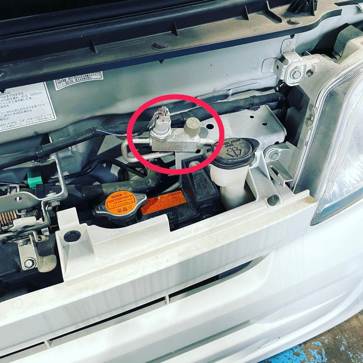 C_SPACE_U_POHS's tweet photo. 松村です🔧
ハイゼットカーゴ
エアコン入れるとコンプレッサーが入ったり切れたり·····
赤丸の部分にフィルターが入っててそこが詰まるのです。
フィルターだけ交換できないので、ホースごと交換しOKです
#柏原市
#八尾市
#和泉市
#中古車
#レンタカー
#ユーポス
#ダイハツ
#ハイゼット
#エアコン https://t.co/6u3CAAkFVB