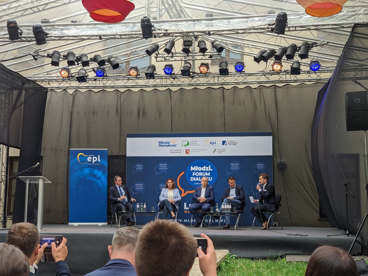 dmaciekd's tweet image. Na #mlodziforum
Interesujące panele, spotkania z politykami a przede wszystkim spotkania z @MlodziDemokraci!
Świetna inicjatywa, oby jak najwięcej takich okazji do rozmów ☺️