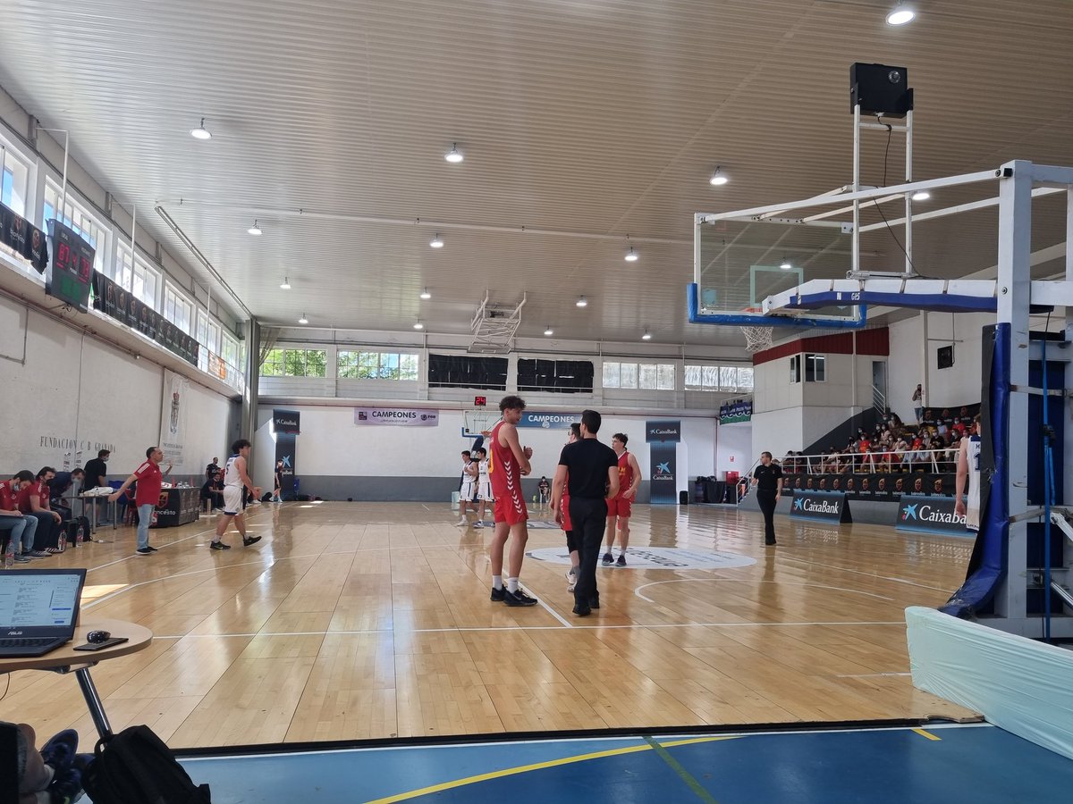 josempuertas's tweet photo. Va a perder ante @UCAMMurcia, pero qué gustazo ver jugar al junior de @RVBaloncesto 

Sin complejos pese a la inferioridad. Sin dudas pese a llegar a estar 30 abajo. Sin descanso hasta el final.

Mi enhorabuena (también a los murcianos, justos cuartofinalistas😉)
#FEBJuniorM2021 https://t.co/oR4PlbXPpZ
