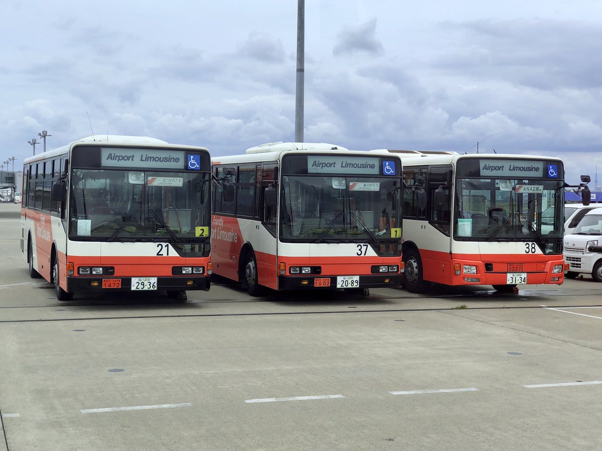 N787US's tweet photo. NH654到着後のスポットに停車していた3台のバス。
その中の2台のバスのステッカーをよく見てみると、
"おつかれさま JA06AN 2021.06.27"
"ありがとう JA06AN 2021.06.27"
とそれぞれ書かれていました。
#ANA
#737ー700退役記念
#ありがとう737ー700
#JA06AN
#NH654
#ラストフライト https://t.co/smtW8YJpgK