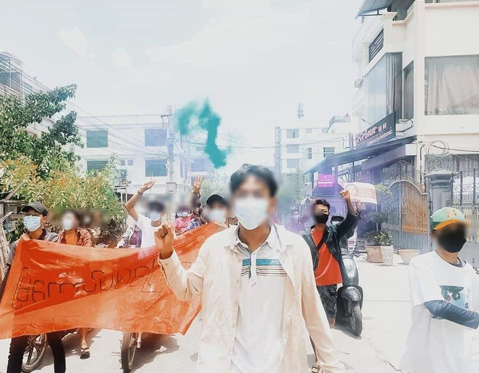 IrrawaddyNews's tweet photo. Despite tightened security by junta forces, local people in Mandalay's Mya Taung continued their protest movement against the military junta on Sunday.
 
(Photo: CJ)
#WhatsHappeningInMyanmar https://t.co/2ebdYd1ScM