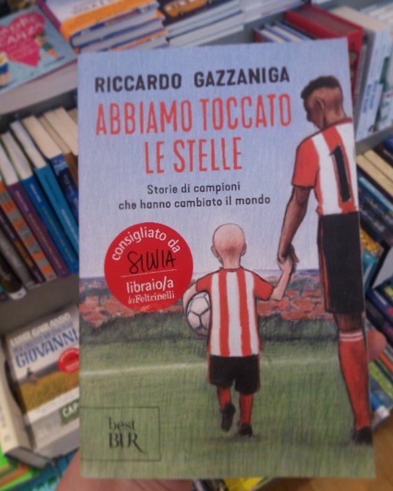 LIBRIePANE's tweet photo. "Non mi piace leggere ma devo" mi dice Andrea, che è oggi è biondo ma domani si chiamerà Marco e avrà i capelli rossi, "mi piace lo sport". "Ok, credo di avere qualcosa per te, vuoi provare a sfogliarlo? A me è piaciuto. Tantissimo".
@BUR_Rizzoli
@ricgazza https://t.co/DhAFPiBdNc