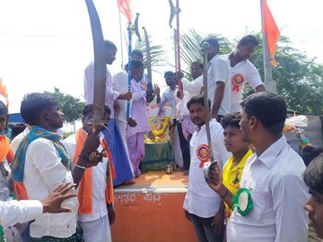 Gokul615's tweet photo. Karnataka Valmiki Nayakas Oda Pic Valmiki Jayanthi time la 
Yavlo retweets kudukunga 
#RajaVeeraMadakariNayaka 
#KingValvilOri 
#SaveHistoryOfVettuvaGounder https://t.co/h4GkI6xQm8