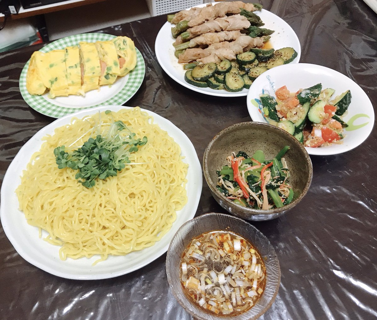 ルーナ 今日の 夕飯 ざるラーメン たらこネギ卵焼き アスパラ肉巻き甘辛ダレ ズッキーニソテー 小松菜とカニカマのナムル 胡瓜とトマトのネギダレ和え 献立 料理