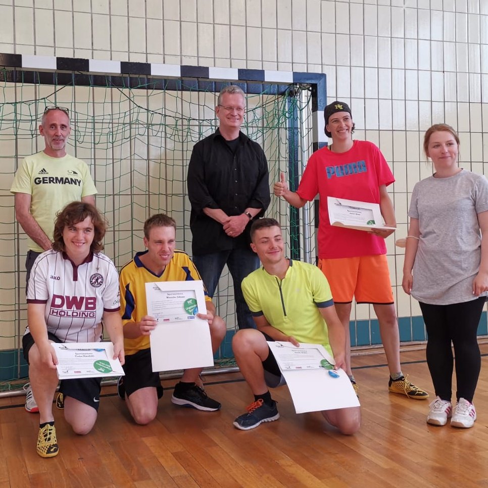 StefanSchenck's tweet photo. Wunderbarer letzter Präsenztermin vor der Sommerpause - #InklusionDurchSport pur:
Zertifikatübergabe an die Absolvent*innen des 2. SportAssistenten-Jahrgangs von @bsb_berlin, #Pfeffersport und @SCLBerlin.

So geht #Partizipation in der #Sportmetropole #Berlin.

#MissionInklusion https://t.co/fFeAKGgUPW