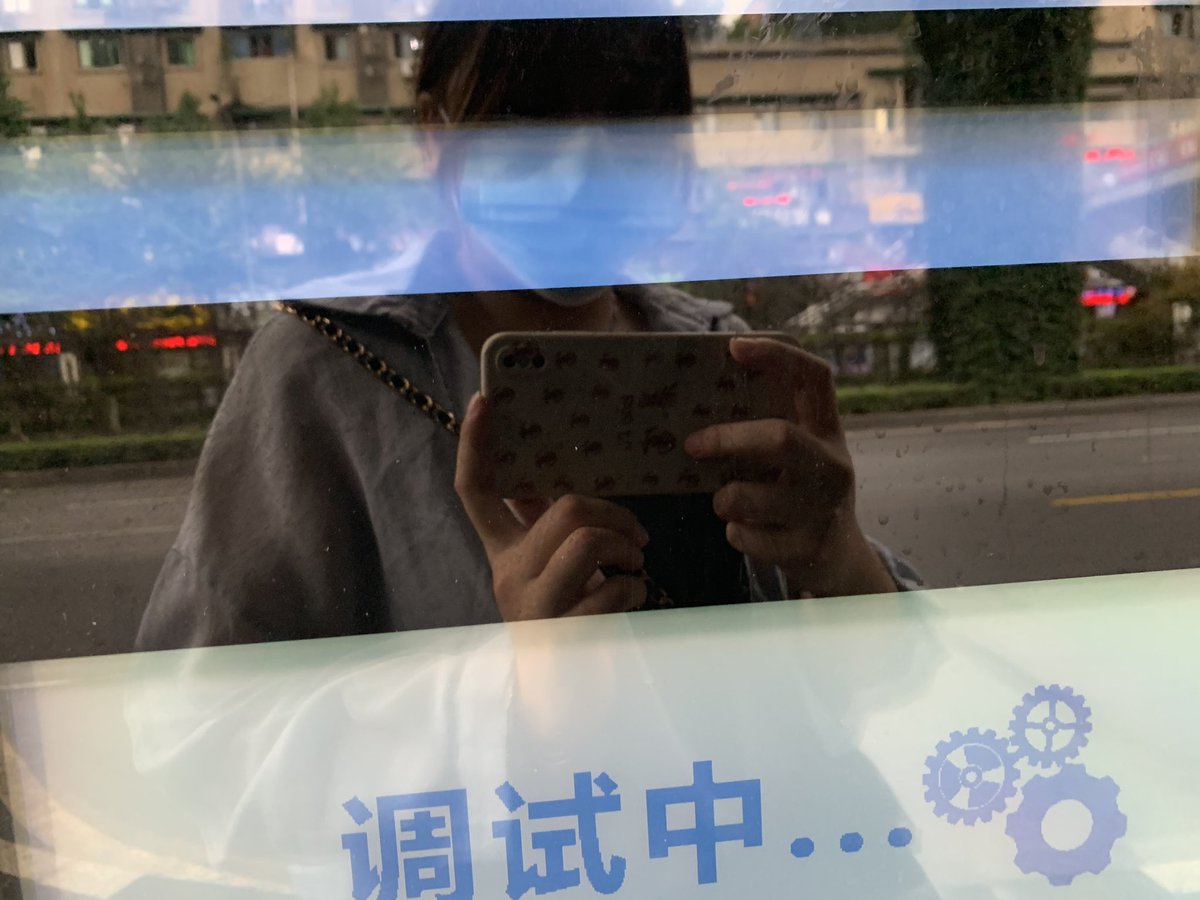 Ling969696's tweet photo. 不要问我为啥在公交站自拍🤳 https://t.co/u69RZIRNZC