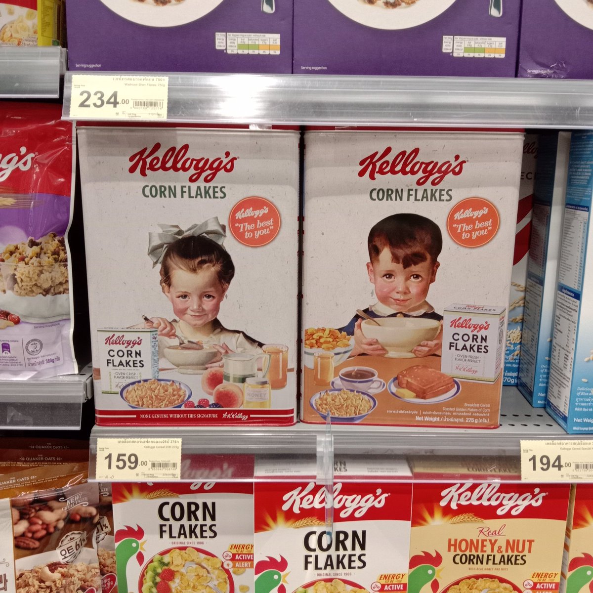 Yours_highness's tweet photo. กล่องซีเรียลครบรอบ 25;ปี kellogg's น่ารักมากๆๆๆ เป็นกล่องเหล็กมีลายทั้งสองด้าน คุ้มมาก 159 เอง เหมาะซื้อไปแต่งห้องมากๆๆๆๆ ไม่ได้อยากกิน แต่โดนตกเพราะแพ็คเก็จมีอยู่จริง ;___; https://t.co/pCwhbi5sAY