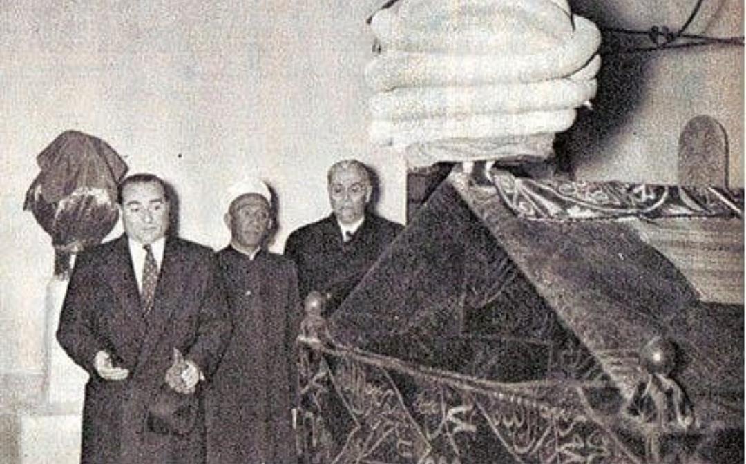 arsivtarih's tweet photo. Adnan Menderes, Libya ziyaretinde Turgut Reis'in kabrini ziyaret ediyor. 

🗓️ Ocak 1957 https://t.co/MUhS9tzvI3