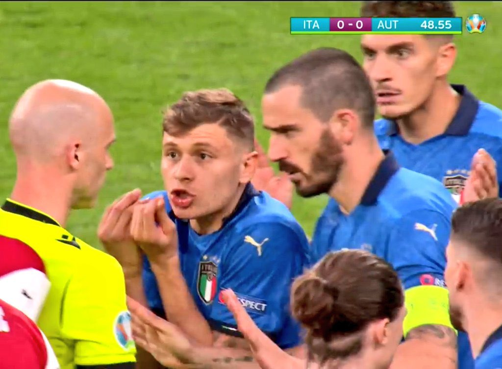 FootyHumour's tweet photo. Tell me you’re Italian without telling me you’re Italian. https://t.co/JL0AZtGtET
