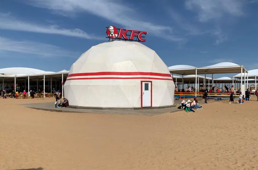 AcrossInner's tweet photo. Surprising! A #yurt (蒙古包) patterned #KFC locates deep in a desert park in #Ordos, Inner Mongolia. It mainly sells desserts now. https://t.co/saxo8FuvsL