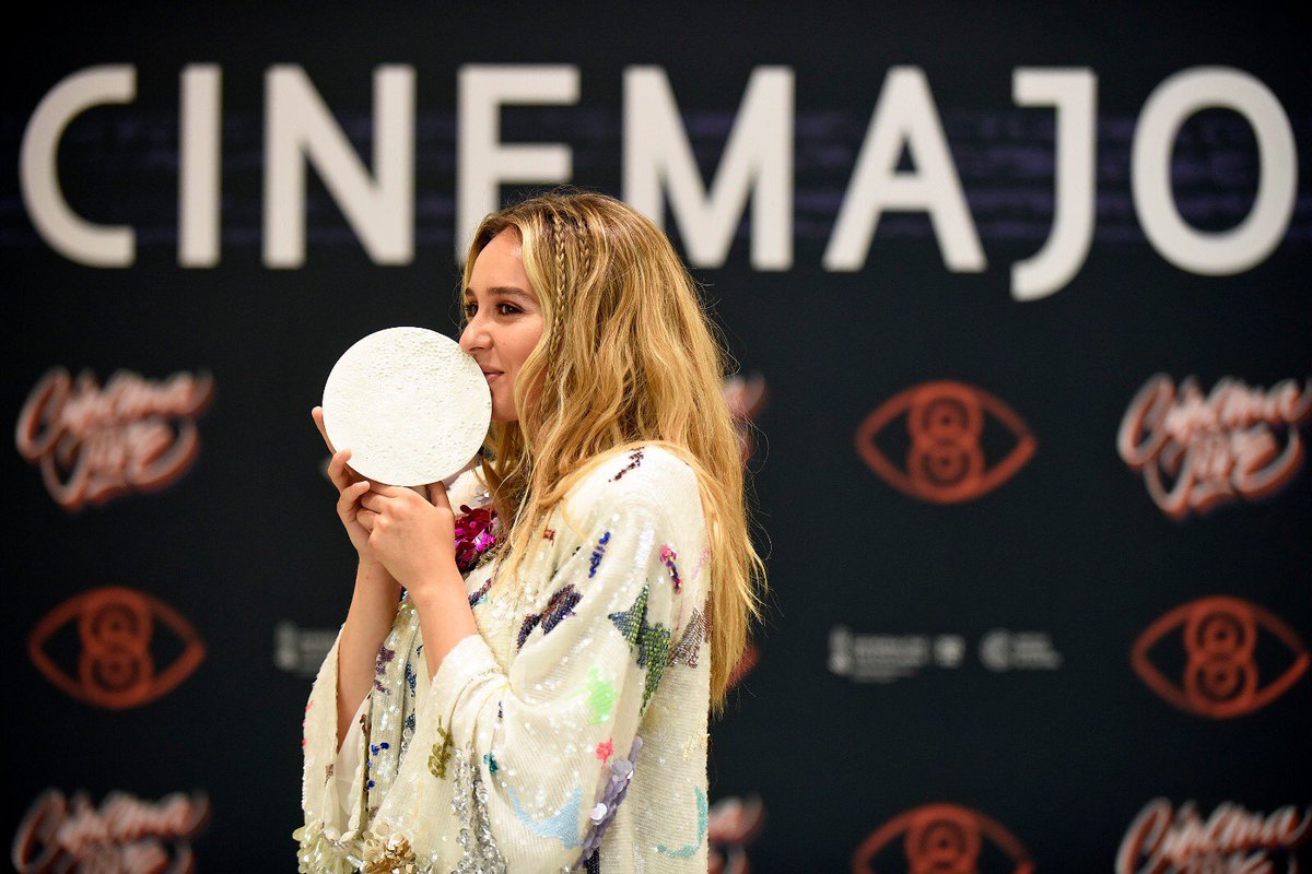 tandem_talent's tweet photo. Guapísima, emocionada y agradecida, Paula Usero recogió anoche en Valencia el premio #unfuturodecine del festival @cinemajove 
Felicidades, Pau! 💙
#tandemfamily https://t.co/2ki2xNPVhj
