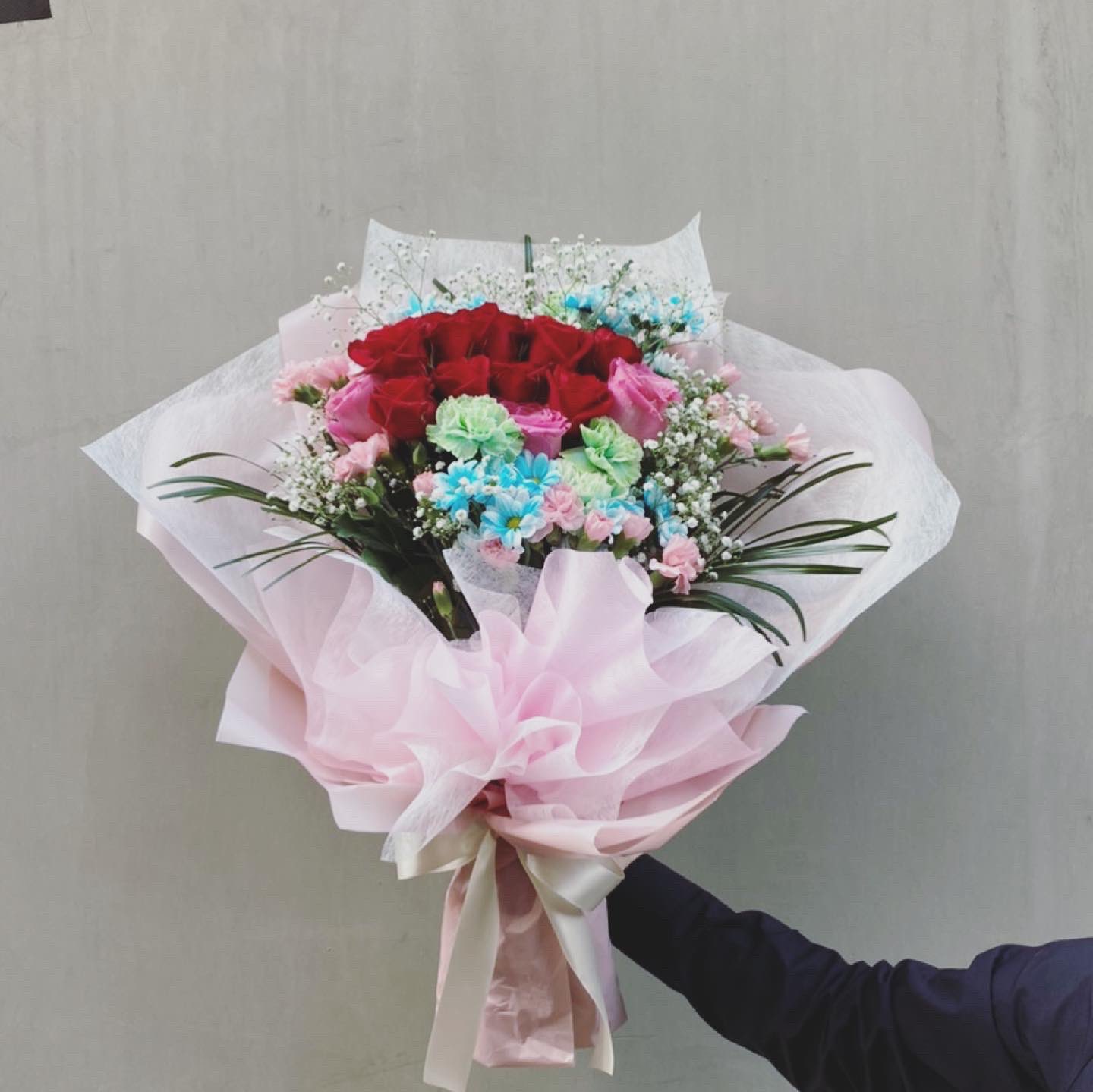 Nkフラワーデザイン 韓国風ラッピング 韓国の花束は 日本の花束とはちょっと違っているのをご存じですか 日本のブーケよりもおしゃれで可愛い と 近年snsでも注目を集めているんです 紙等を使っているのでボリューム感のあるラッピングになり