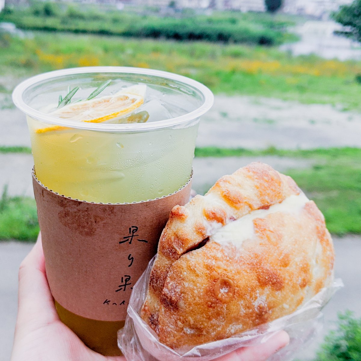 パントレプレナー 許可をいただいて 果り果 さんのドリンクとぱしゃり わくわくするような自家製シロップ を携えて 都内で移動販売をされています 月に１度 川向こうの和泉多摩川にも来られているので ぜひ寄ってみてください 当店のドリンクも少し