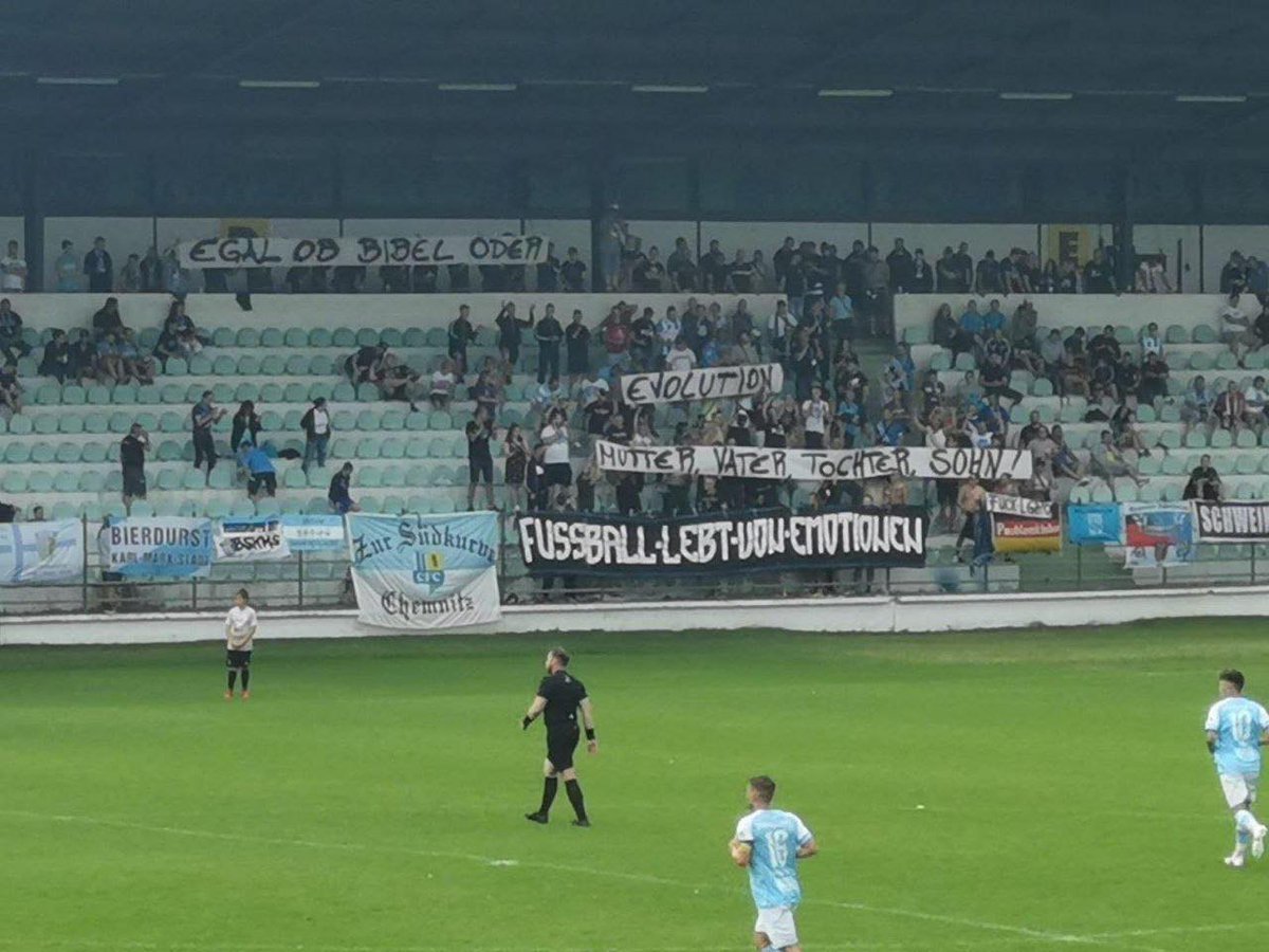 ultrapeinlich's tweet photo. 26.6.21 FK Banik Most-Sous - @ChemnitzerFC:

Homophobes Spruchband beim Testspiel in Tschechien.

#ultras #ultrapeinlich #cfc #chemnitz #homophobie #homophobia https://t.co/tDBPO2Cstd