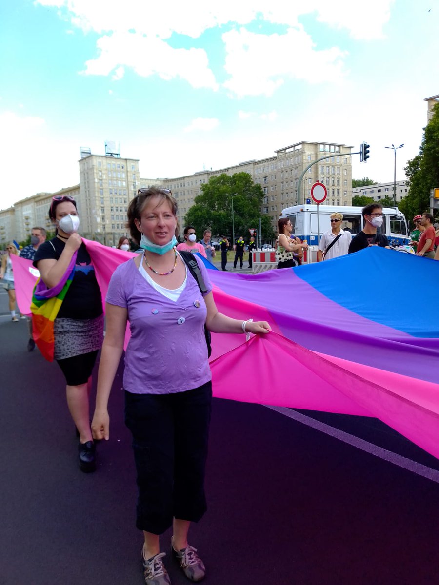 Biberlin_eV's tweet photo. Die #CSDBerlinPride war fabelhaft! Wir haben uns sehr gefreut wieder sichtbar sein zu können und bekannte wie neue Gesichter zu sehen! Es war toll die Solidarität mit der #LGBTIQ-Community in Polen, Russland &amp; Ungarn auf der #Eastpride mitzubekommen. Hier unsere Impressionen. 🌈 https://t.co/HmyOQOqATJ