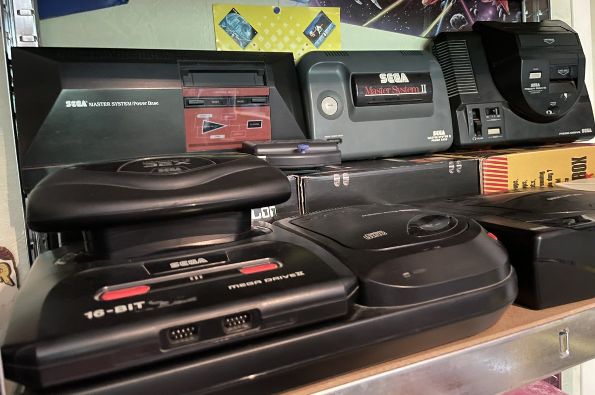 Ophilippos1's tweet photo. Achat de nouvelles étagères et voilà ! La #Sega family est enfin réunie🤩dans l’ordre chronologique😜elles sont belles #MasterSystem #MasterSystem2 #Megadrive #Megadrive2 #MegaCD2 #Megadrive32X #SegaSaturn #Dreamcast sinon on va chez @Arunotaku ici https://t.co/6885ISKZh6 👍 https://t.co/sJDSa7KTS8