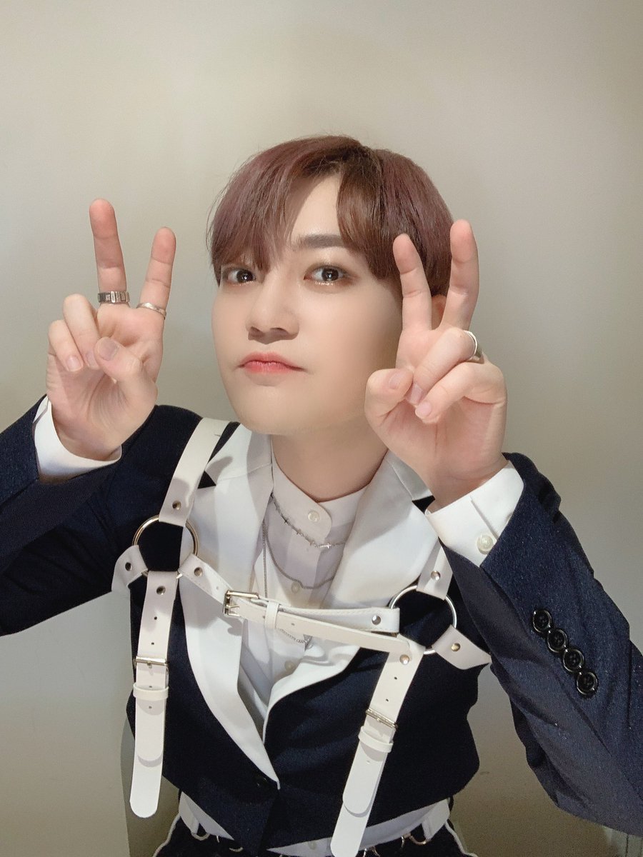 UP10TION's tweet photo. 요즘 왜 이렇게 덥죠...?😓
왜긴요... 비토를 사랑하는 마음이 너무 핫해서지,,,☀️

#업텐션 #UP10TION #비토 #BITTO #CONNECTION #SPIN_OFF #밋앤콜 https://t.co/50BhnEeUo0