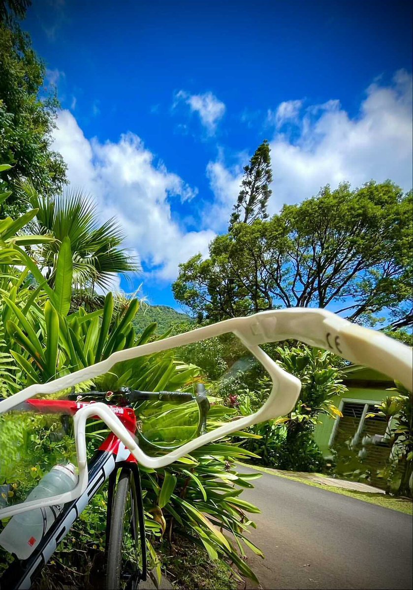 EssenceOutdoors's tweet photo. The Epicon clear lens in Hawaii 😍🏝 #clearlens 
#cycling 
#hawaii 
#stunning
#sunglasses https://t.co/0mn3QgQeN3