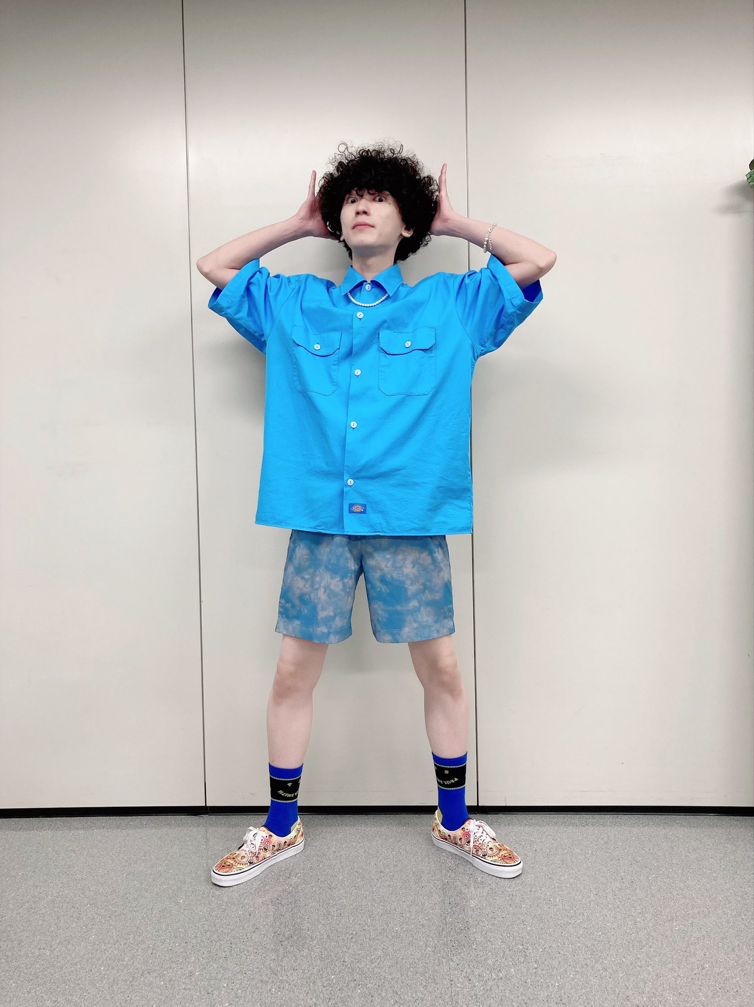 山谷祥生 派手 勝負服 てオーダーで波乗りジョニー歌うことも決まってたので夏感出そうとした結果こうなりました パンツの空柄が かわいい T Co tgvt6v5e Twitter