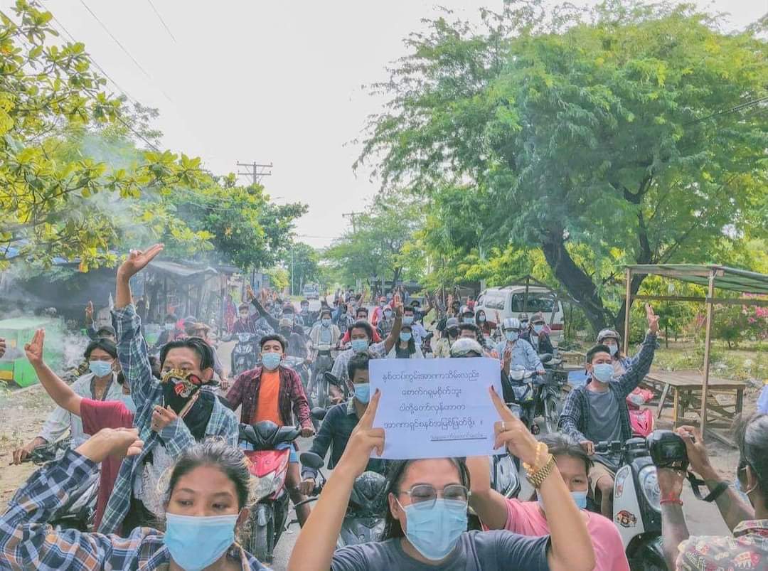 RvlBurma2's tweet photo. Protesters march on the streets of Mandalay's #AungPinLae boycott to overthrow the military dictator.

#WhatsHappeninglnMyanmar
#June27Coup
#RecognizeNUG https://t.co/ERtc4NM3sP