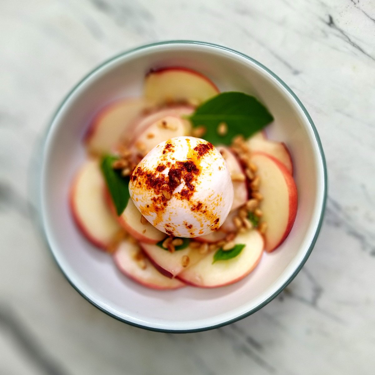 enflammee's tweet photo. Première #burrata de la saison, de l'année...
Burrata de chèvre, quartiers de pêche blanche, basilic et pignons grillés
Avec mon coluncher du dimanche @dascritch
#dimanchemidi #déjeuner #chezenflammée https://t.co/5OwpXLsDbB