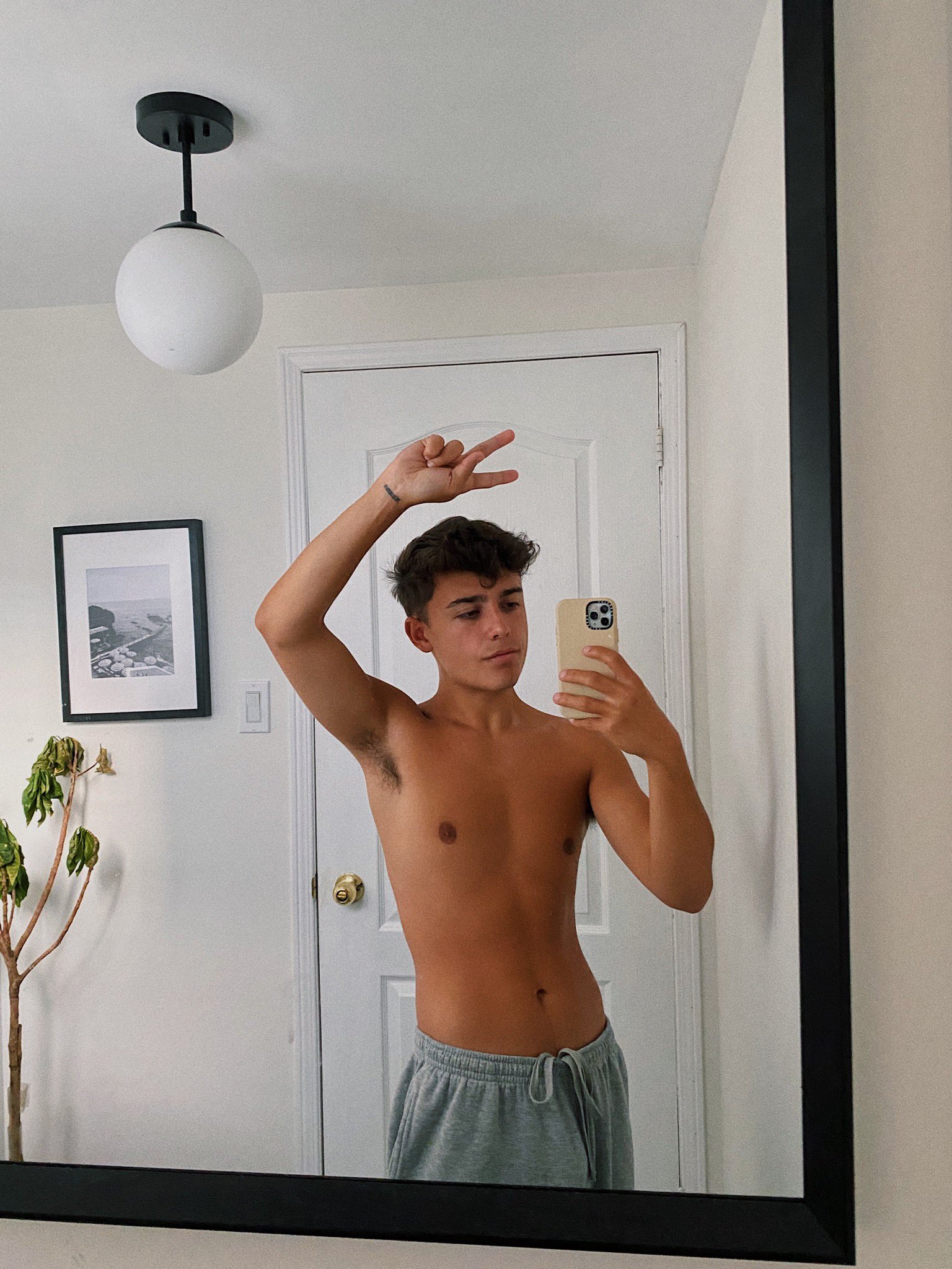 Good Morning Twitter ?? (ignore the dead plant in the back lol) https://t.co/QQtG0ZHbNe