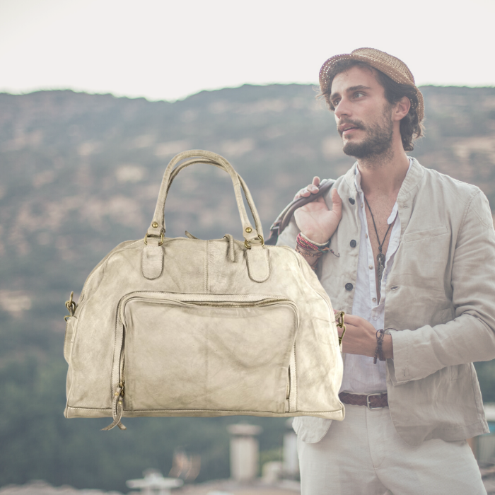 We're all about neutrals these days. This duffle leather bag is a cute 'everyday suitcase' - as we like to call them - both for him and her. Maybe you won't be traveling...but you can take this with you on a staycation in the country this summer! theleathermob.com/category/lugga…