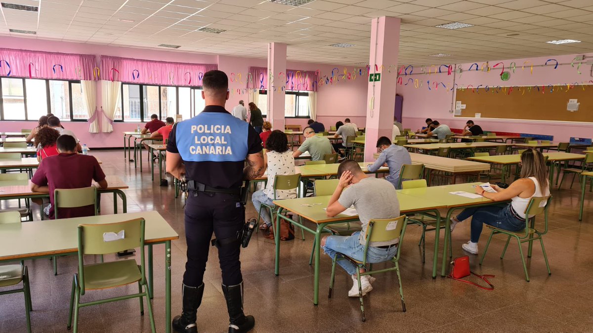 PoliciaLocalSC's tweet photo. Tramo final de las #OposicionesPLSC Imagen de la prueba de inglés que se desarrolló el pasado viernes. Nuestros aspirantes llegan al final del proceso selectivo y siguen como paso firme para convertirse en agentes de @PoliciaLocalSC @santacruz_ayto @AdmPcasGobcan https://t.co/iyPNXzyTUq