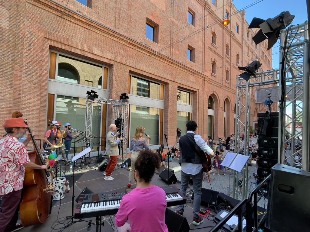 PatrimonioCM's tweet photo. ¡Qué bien lo hemos pasado! Gracias a todos los asistentes, a #SwingForKids y a @lo_otro, comisarios del festival. Este concierto se podrá ver muy pronto en el canal de YouTube de @CulturaCMadrid.
¡Esta tarde seguimos con más música! https://t.co/WF7Z9et9Ht