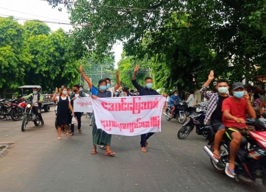 Myanmar_Now_Eng's tweet photo. Protests against Myanmar's military junta continued in Mandalay today. These images are from this morning (Jun 27). 

Photos: CJ

#WhatsHappeningInMyanmar https://t.co/2EPXd3PX73