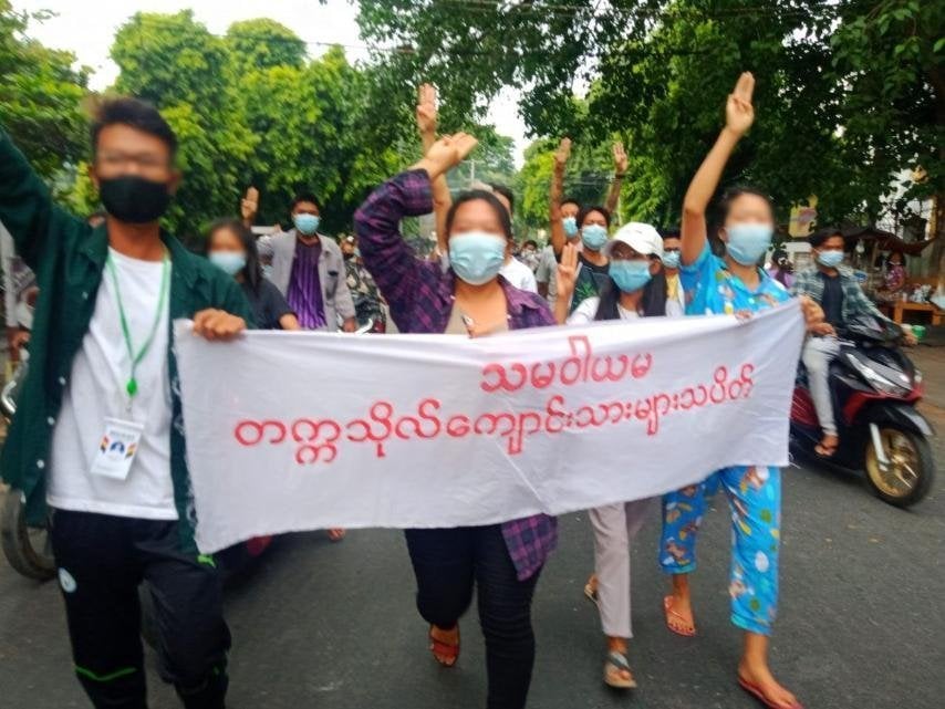 Myanmar_Now_Eng's tweet photo. Protests against Myanmar's military junta continued in Mandalay today. These images are from this morning (Jun 27). 

Photos: CJ

#WhatsHappeningInMyanmar https://t.co/2EPXd3PX73