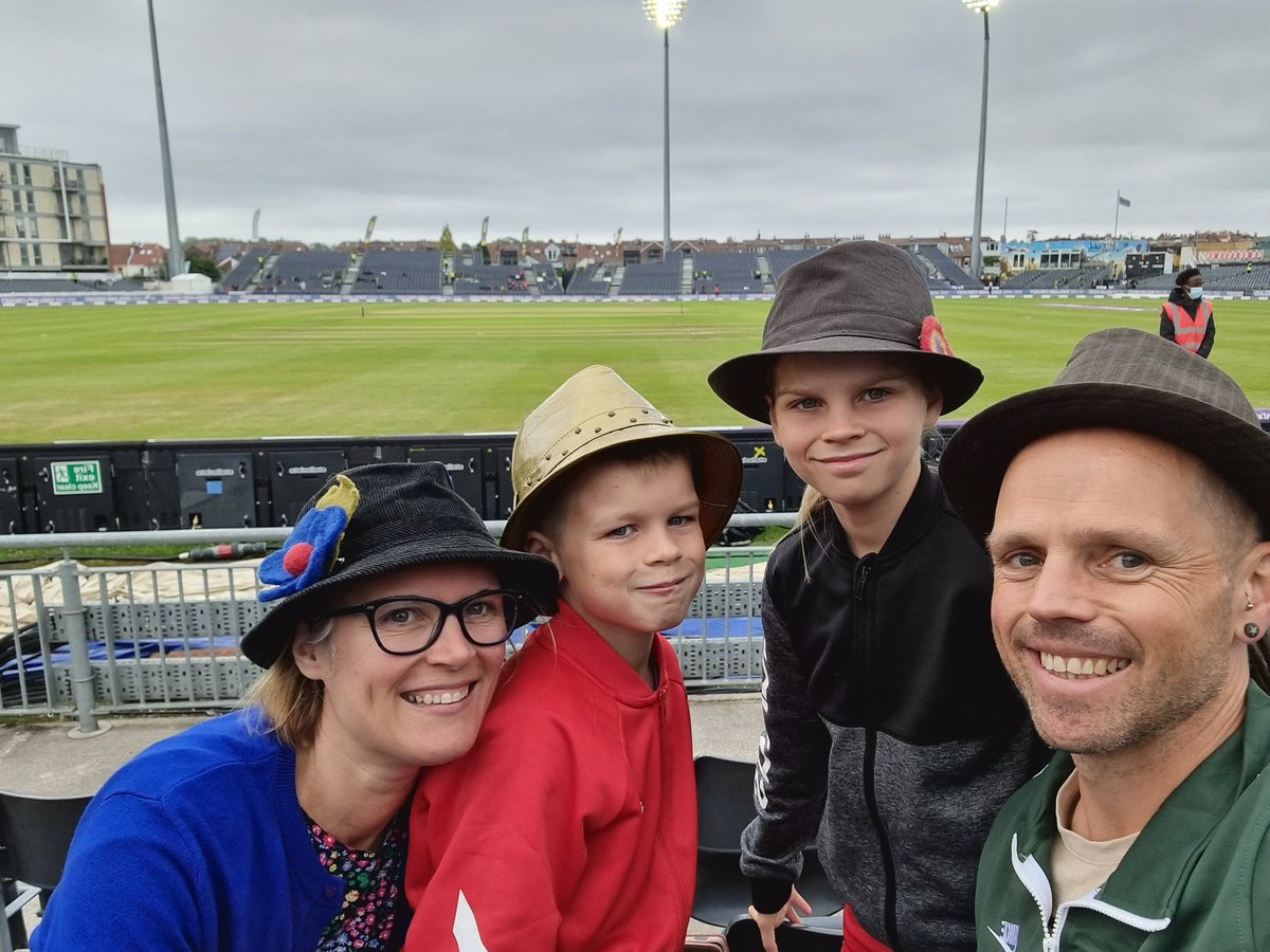 #ENGvIND Come on England🏴󠁧󠁢󠁥󠁮󠁧󠁿🏏🙌