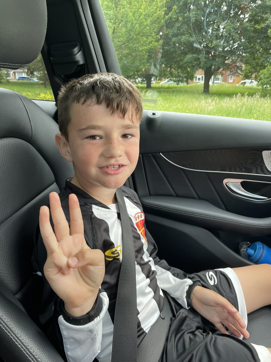 Duffs_7's tweet image. ‘The Covid’ season (2020/21) comes to a close - Great way to finish for Owen scoring a hat-trick (including a thunderbolt!) winning Man of the Match &amp;amp; finishing the season with 27 goals ⚽️⚽️⚽️ Well done Littlest Duffs - Another brilliant season mate 👌🖤🤍 #LeftFootWand #Baller