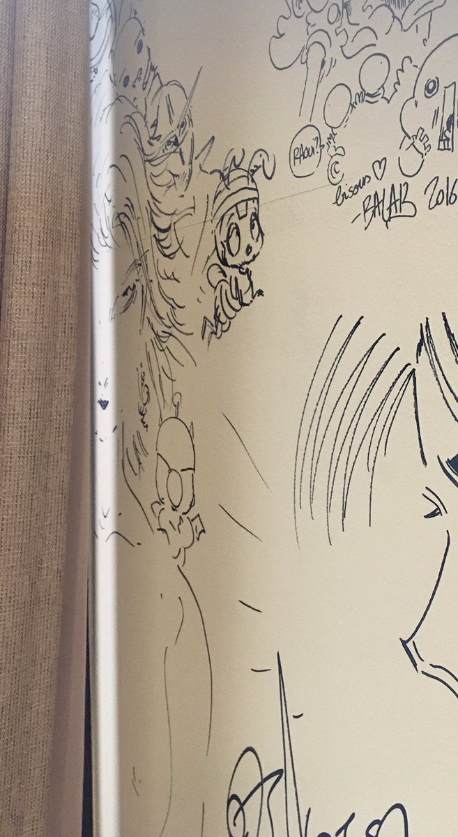 併設カフェには訪れたたくさんの漫画家さんの絵が壁に描き込まれてるんだけど村田先生のワンパンあって拝みました🙏
そんでカーテンに隠れるくらいの隅っこきわきわのとこにひっそり天野先生のFF絵が…😂端っこすぎるよwww 