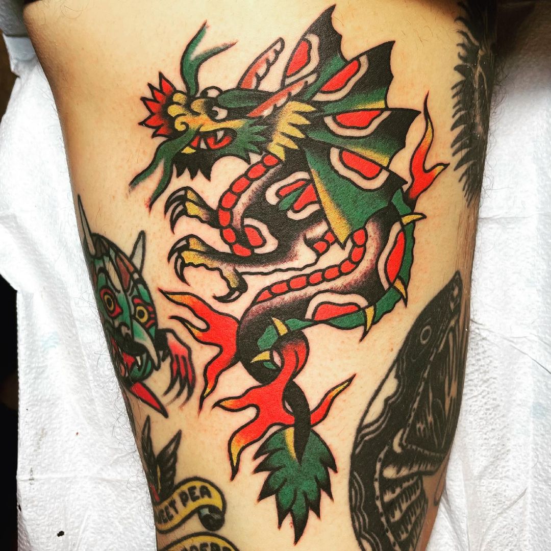 Ierofrnk_'s tweet photo. Always a fun time getting to hang at the beautiful @.smithstreettattooparlour 
Thank you @.bertkrak and @.eliquinters for finding some room to squeeze in some 🔥bangers, and for lacing up @.tipgiblets as well! 

xo
Frank”DragonLegs”Iero https://t.co/HnMZhVHCxP