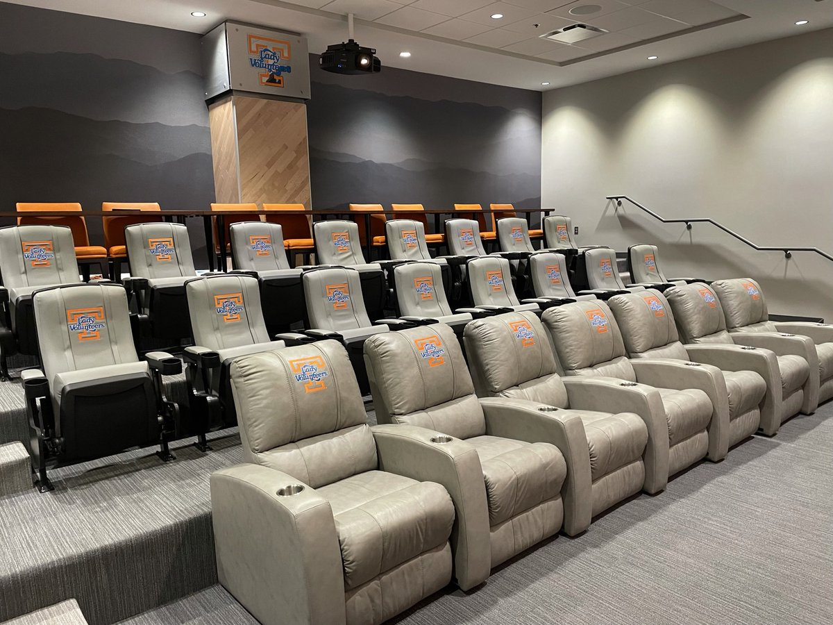 CoachSamDawg's tweet image. Sit down and make yourself comfortable. 🧡 #Filmroom