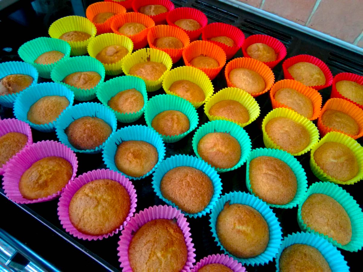 translibdub's tweet image. 40+ homemade fairy (😏) cakes, gluten-free AND gluten-full focaccia, snacks, fizzies, LGBT+ books, blankets, bit of music, good trans company, 17º forecast, what more could you ask for on a Sunday afternoon?
We'll be looking to set up near the bandstand in Stephen's Green at 3pm!