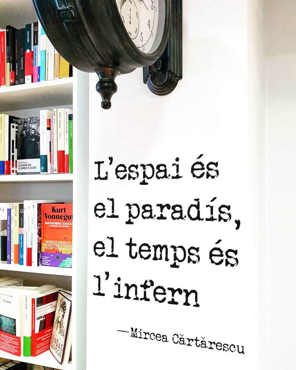 lairreductible1's tweet photo. Desde el primer día que abrimos, hace algo más de seis meses, una frase extraída de la primera parte de su trilogía #Cegador, #elalaizquierda, ilustra una de las paredes de #lairreductible. Desde hace unas semanas también le dedicamos una mesa con toda su obra publicada...Sigue⬇️ https://t.co/mtODuTL5vK