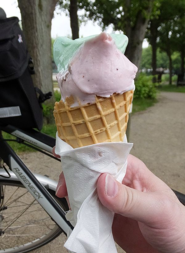 Olaf_HB's tweet photo. gestern war ich mit dem #rad #unterwegs &amp; habe in #findorff am #torfhafen als erstes ein leckeres #eis genossen... bevor ich mir die in neuem glanz erstrahlende gute alte "#JanReiners" #lok angeschaut &amp; natürlich auch #fotografiert habe... :-) #radtour #fotos #bremen https://t.co/DmpX1eJaOb